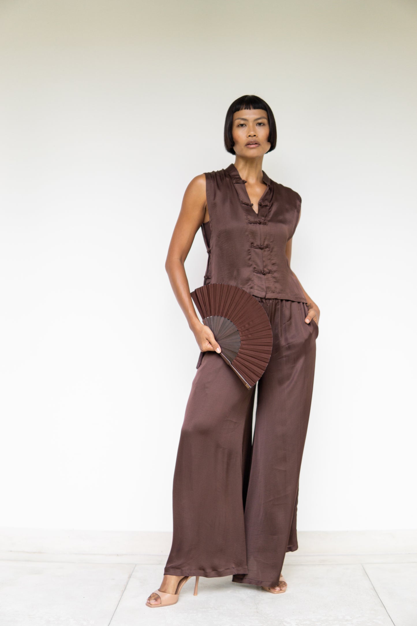 Temple Fan – Silk – Brown Wood