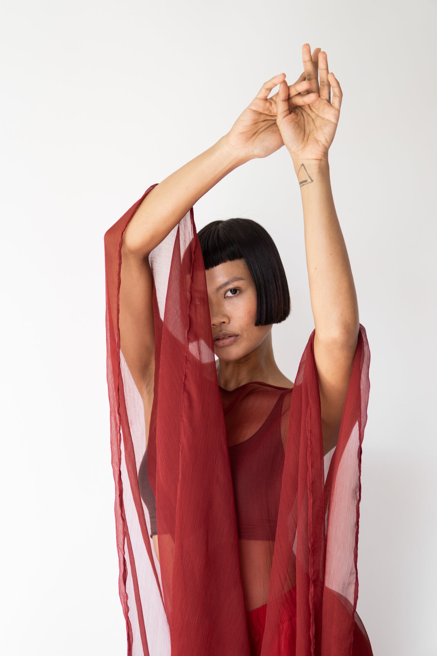 Yun Poncho – Silk Crinkle – Sacred Maroon
